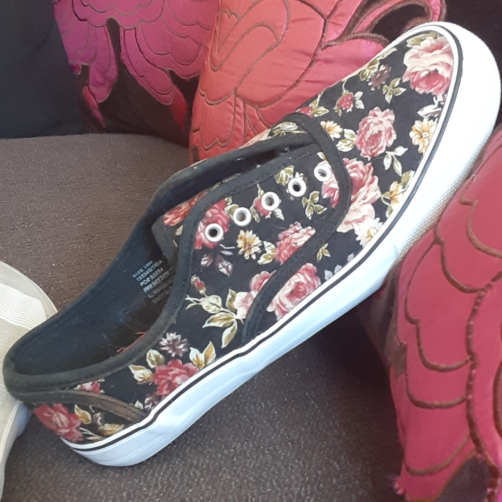 Sneaker - Picture 2 of 2